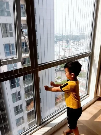 lap dat luoi bao ve an toan cua so chung cu 7 e1769874154139