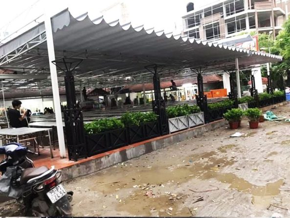 mái hiên di động quán cà phê