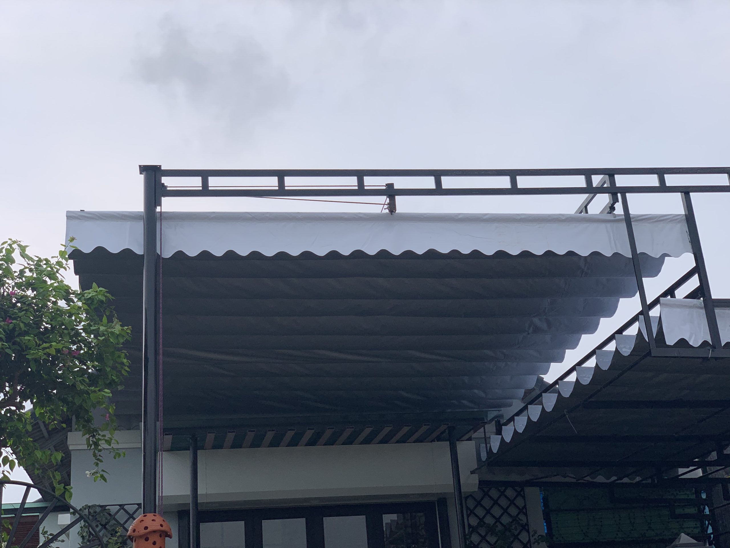 Ưu và nhược điểm của bạt mái xếp kéo tay và tự động 2 Bạt Mái Xếp Kéo Tay và Tự Động