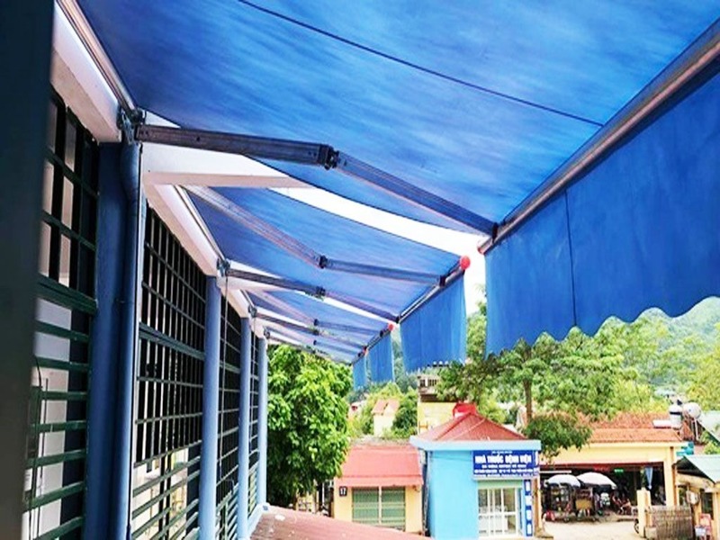 lắp bạt che nắng mưa trên tường gạch