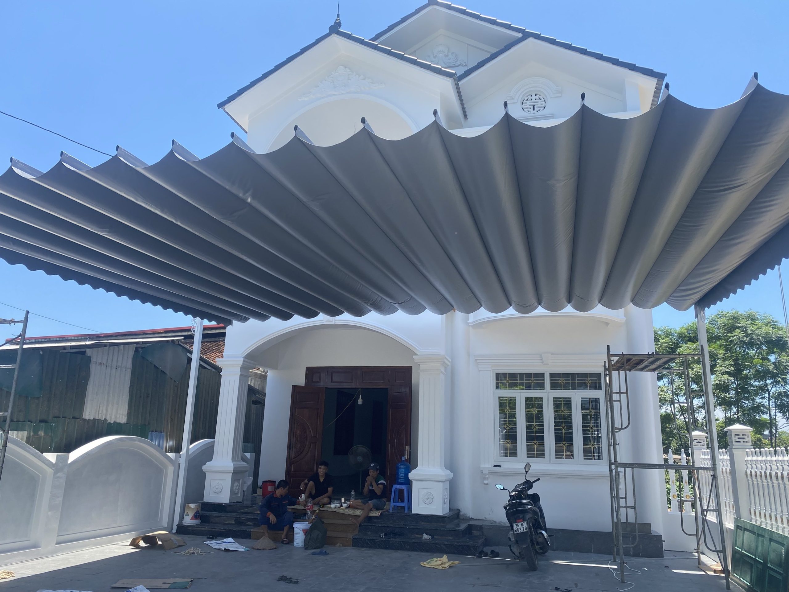 lắp bạt mái che nhanh chóng