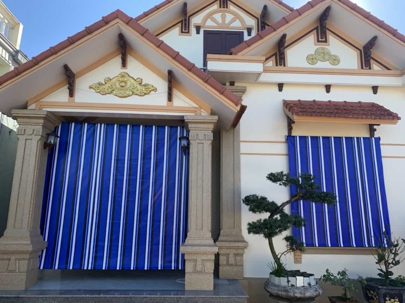 Mùa mưa có nên tháo bạt che nắng mưa không