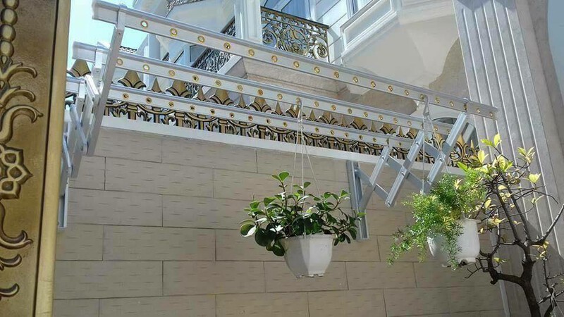 Giàn phơi xếp ngang là thiết bị được thiết kế với hệ khung inox hoặc nhôm có thể rút kéo, gấp gọn linh hoạt, phù hợp với mọi không gian sống