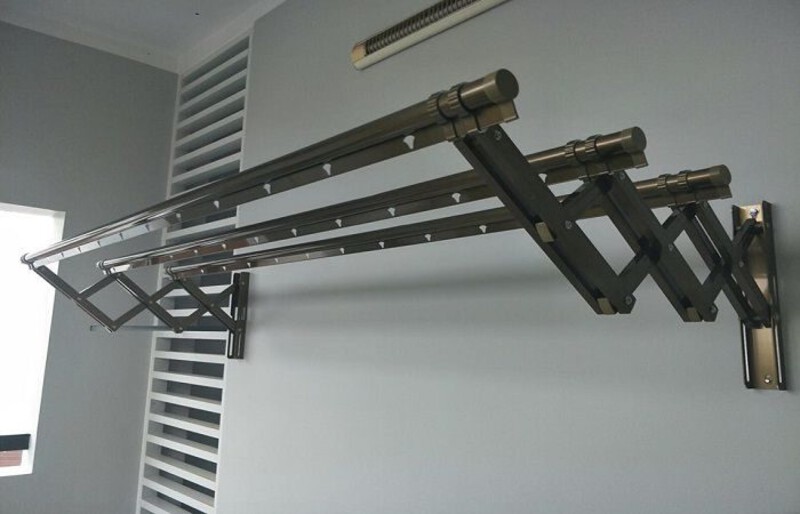 Giàn phơi xếp ngang là thiết bị được thiết kế dạng khung xếp có thể kéo ra hoặc gấp gọn lại khi không sử dụng