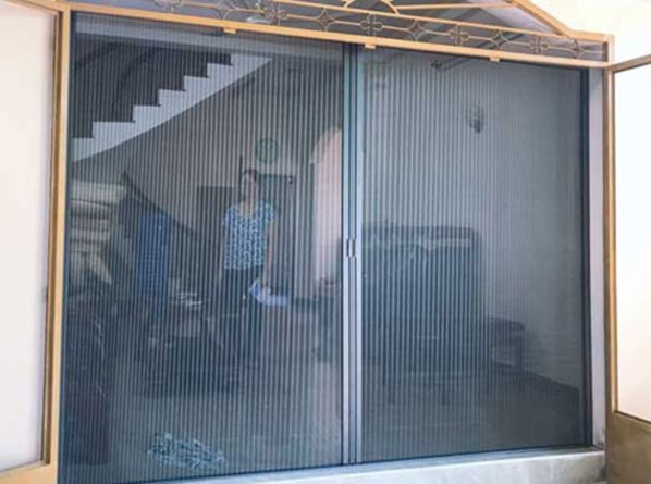 Cách vệ sinh và bảo trì cửa lưới chống muỗi dạng xếp tại nhà