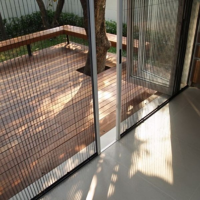 Mẹo bảo dưỡng ray cửa lưới giúp tăng tuổi thọ 4 Bước 4: Bôi trơn đúng cách - Bí quyết vận hành êm ái